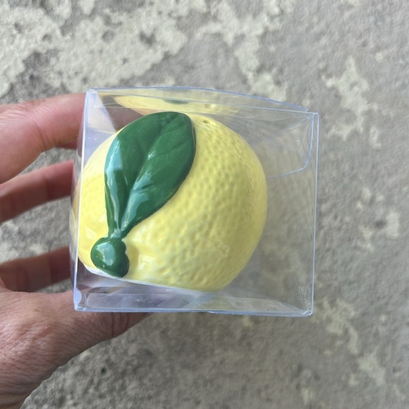 New lemon salt and pepper shakers - Picture 6 of 10